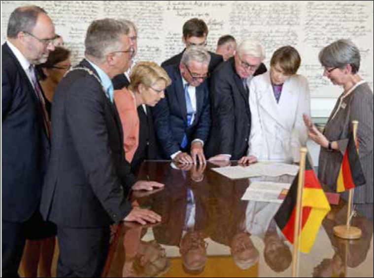 Am Kabinettstisch zeigte Referatsleiterin Gisela Müller (r.) ein Faksimile des Reichsgesetzes „betreffend die Grundrechte des deutschen Volkes"